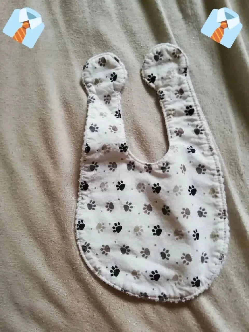 Bavoir bébé blanc motifs pattes Bon état - absorbant repas pratique pas cher